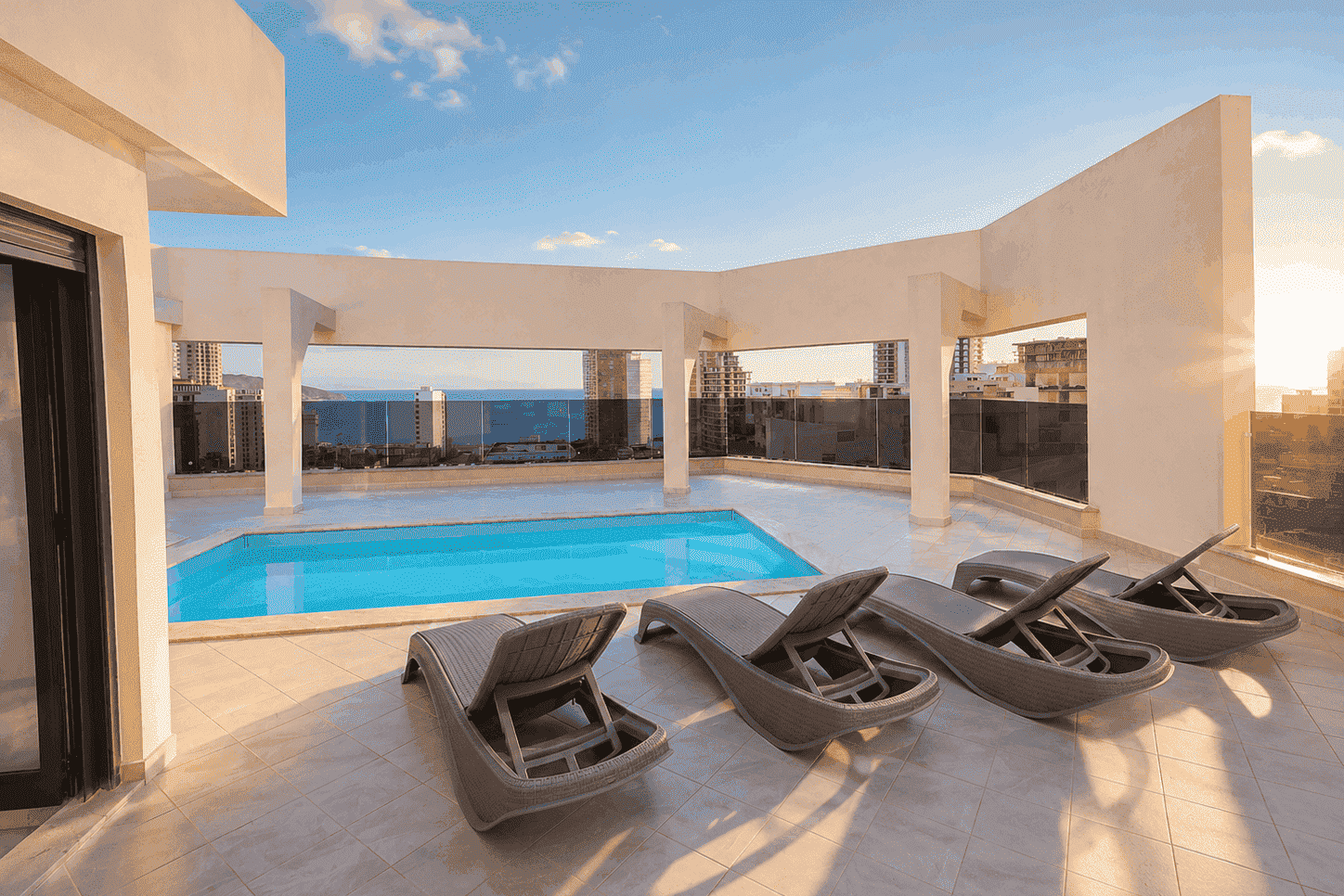 Appartement avec Piscine Privée Vue Mer Sans vis-à-vis, Duplex Logement de Luxe à Gambetta, Oran — 8 Pers.