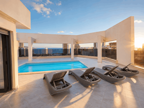 Logement Appartement avec Piscine Privée Vue Mer Sans vis-à-vis, Duplex de Luxe à Gambetta, Oran — 8 Pers.