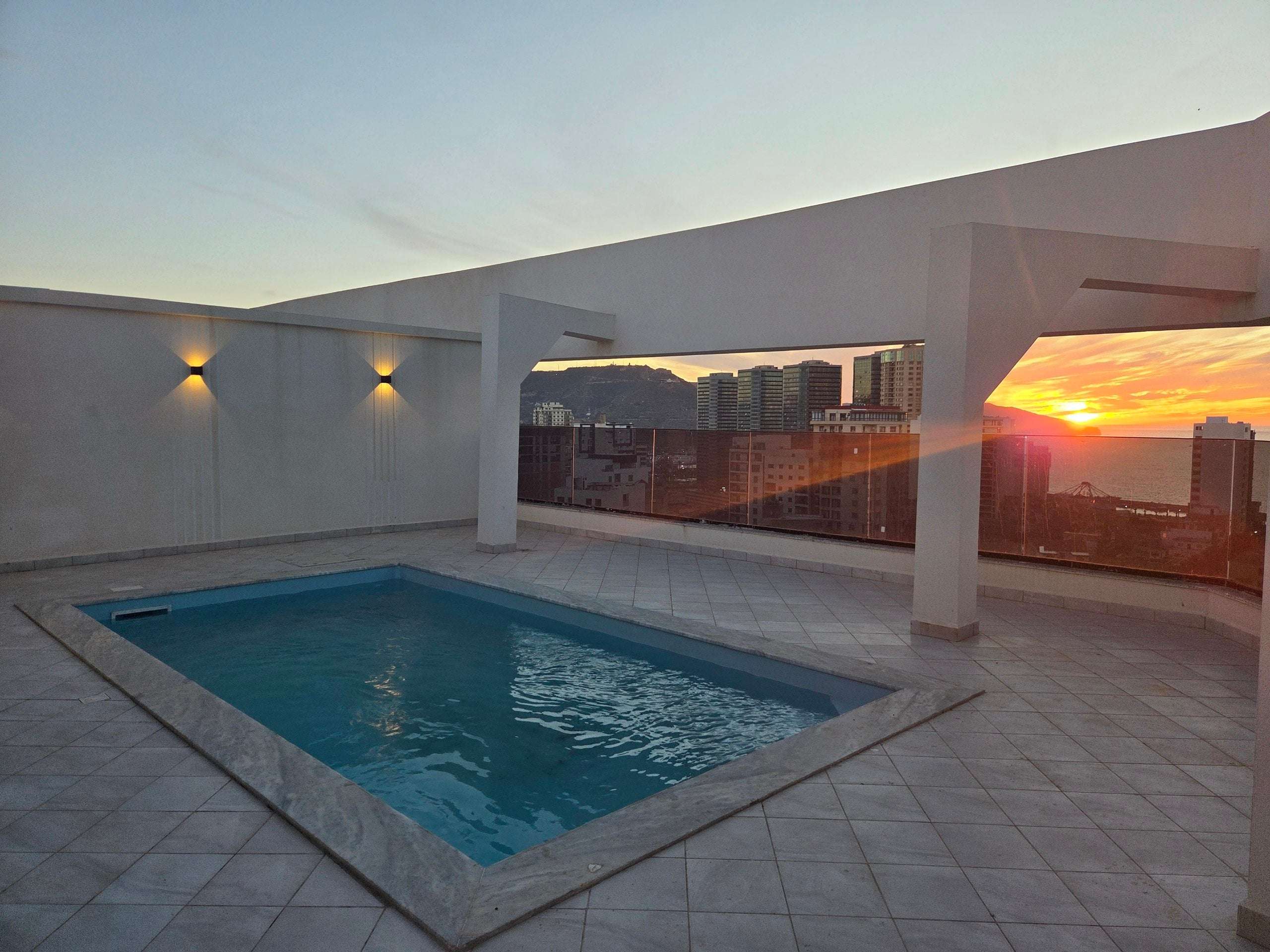 Logement Appartement avec Piscine Privée Vue Mer Sans vis-à-vis, Duplex de Luxe à Gambetta, Oran — 8 Pers. | Keyin-DZ
