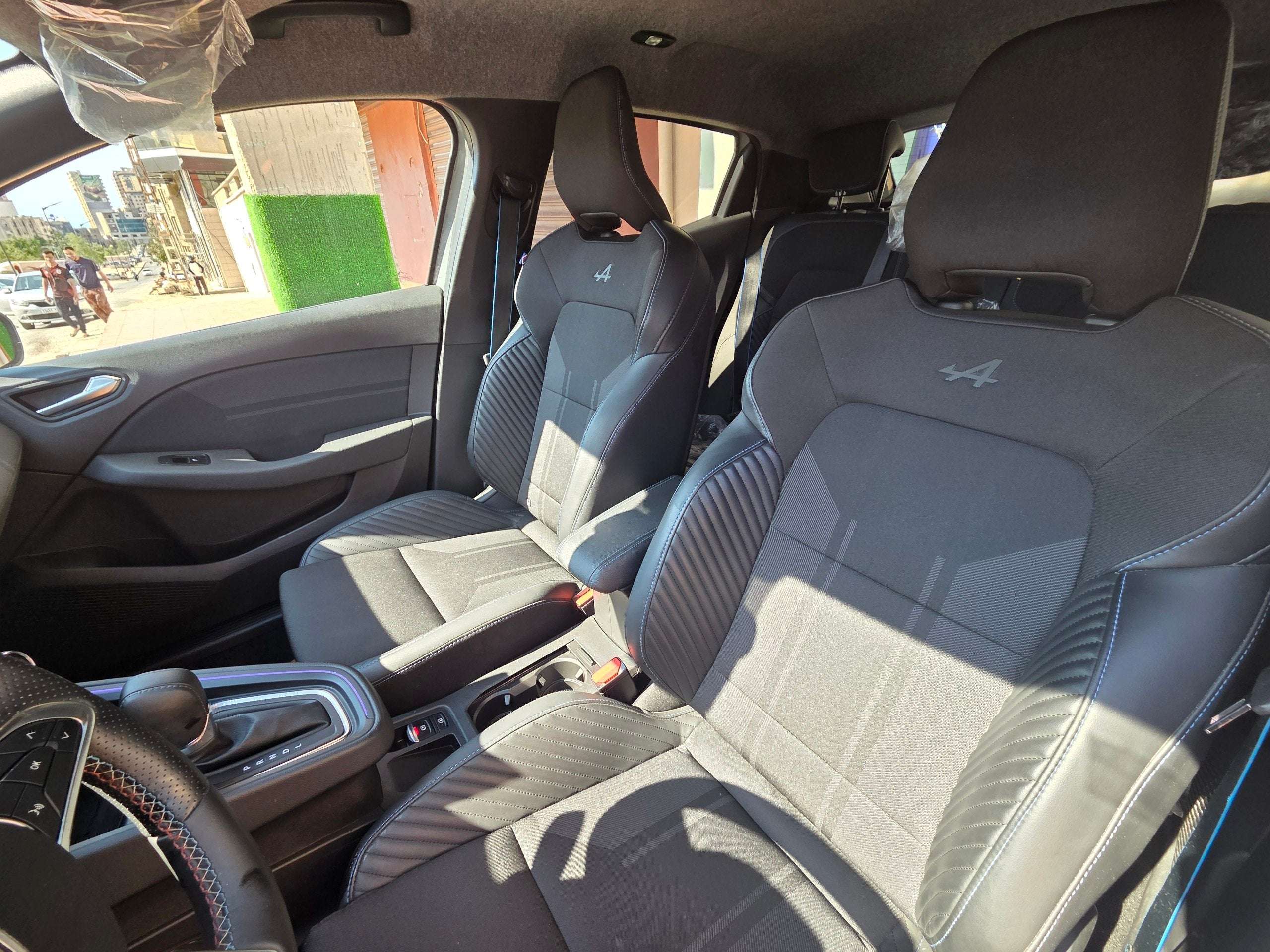Véhicule Renault Clio 5 Esprit Alpine — Location Citadine Sportive Automatique à Oran