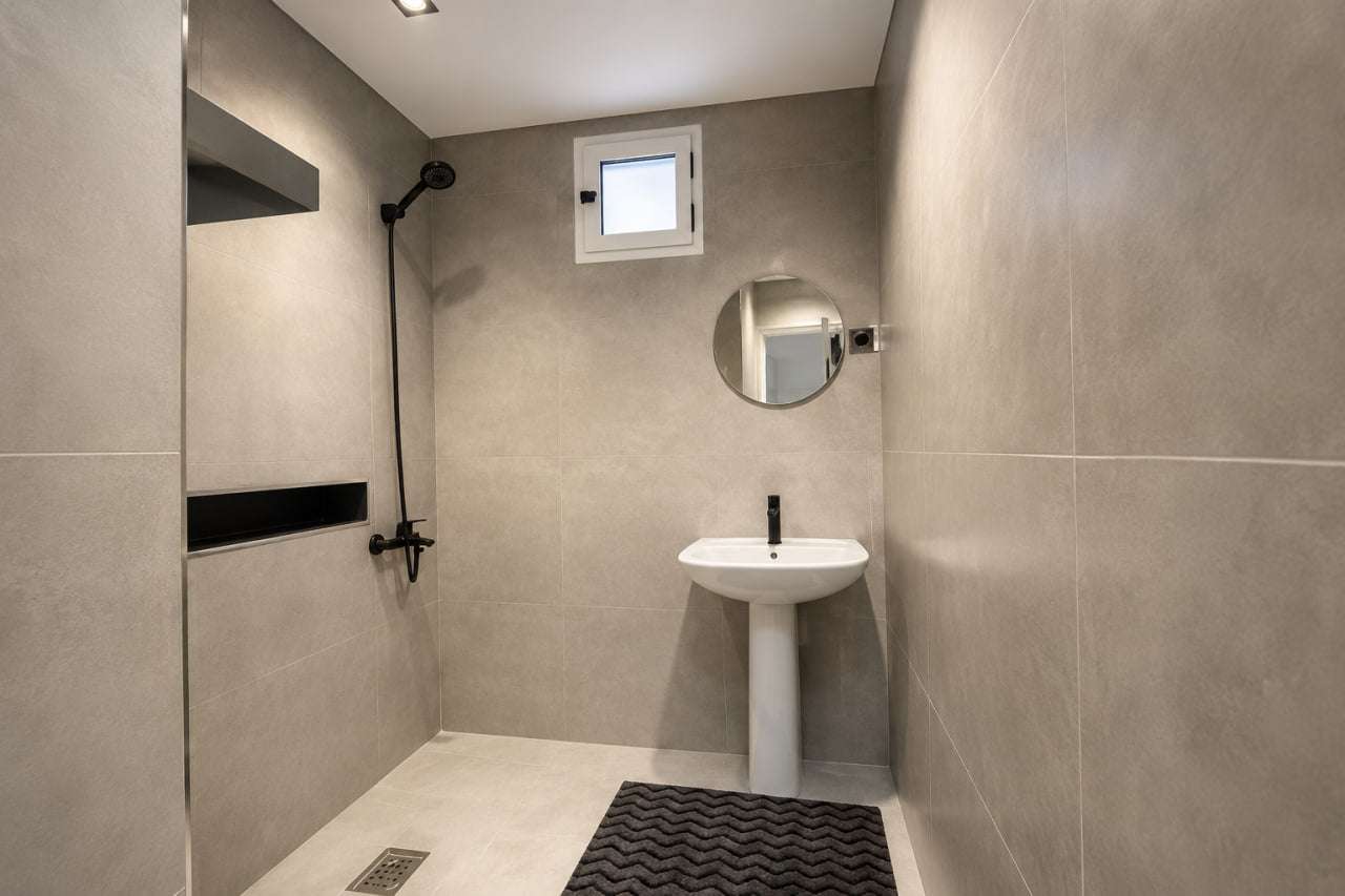 Appartement F4 — Boulevard des Lions, Centre Oran • 3 Chambres • Vue Dégagée • 8e Étage