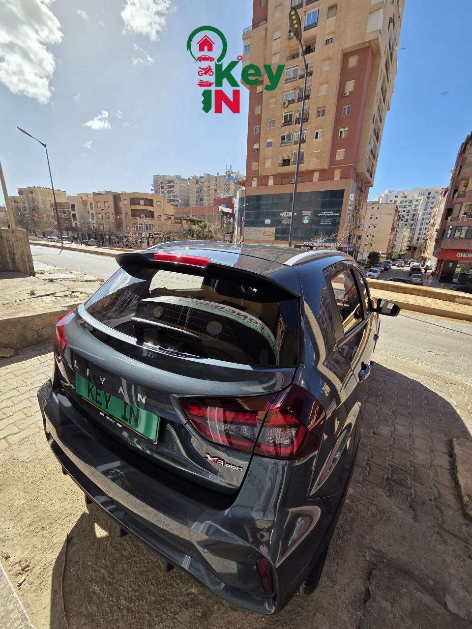 Location voiture Oran Geely Livan X3 SUV automatique climatisé aéroport Ahmed Ben Bella livraison Algérie Keyin-DZ conciergerie location véhicule famille diaspora