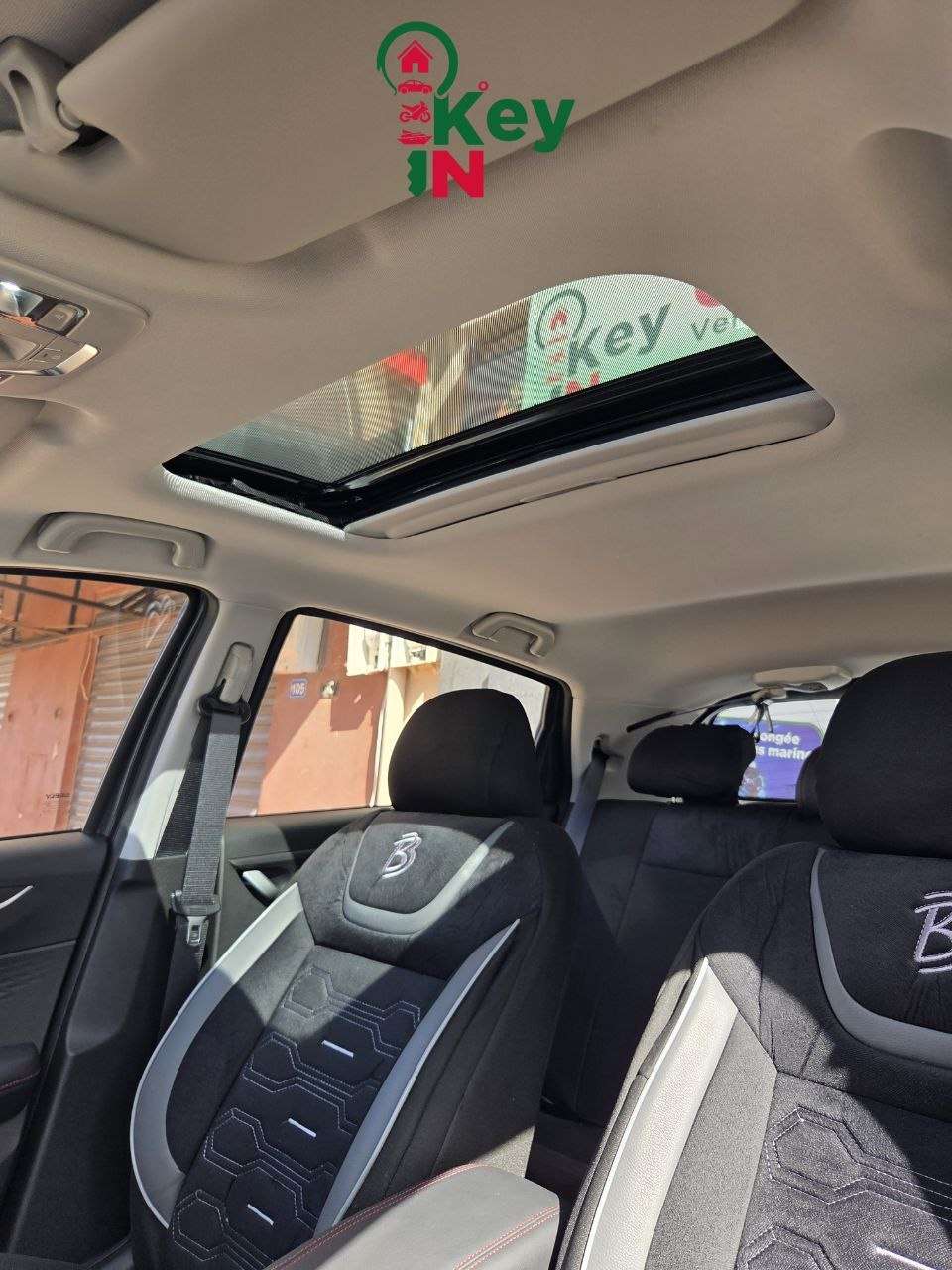 Location voiture Oran Geely Livan X3 SUV automatique climatisé aéroport Ahmed Ben Bella livraison Algérie Keyin-DZ conciergerie location véhicule famille diaspora