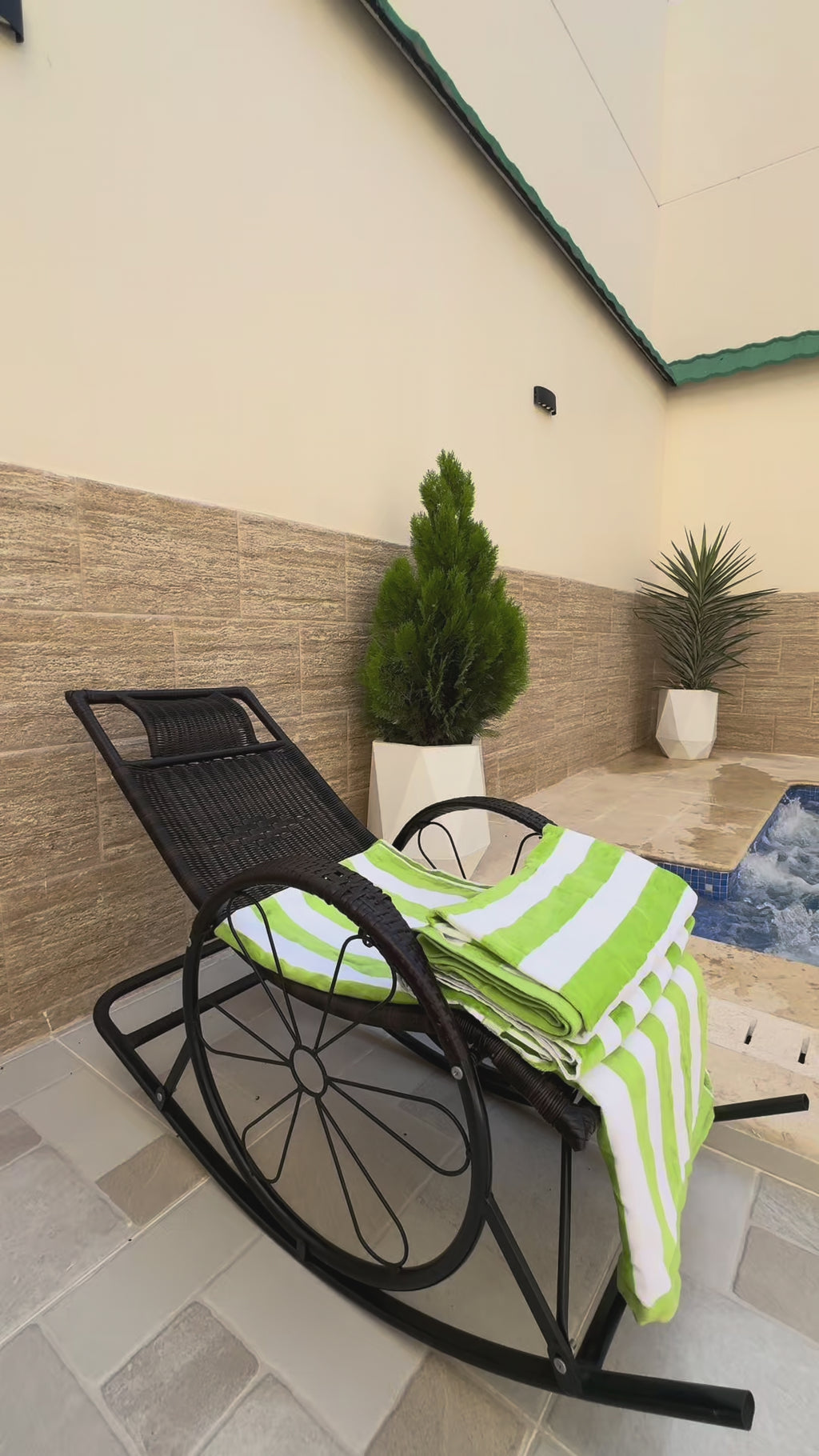 Location Piscine Privée à Oran — Sans Vis-à-Vis, Jacuzzi Inclus (Entre Filles ou Famille)
