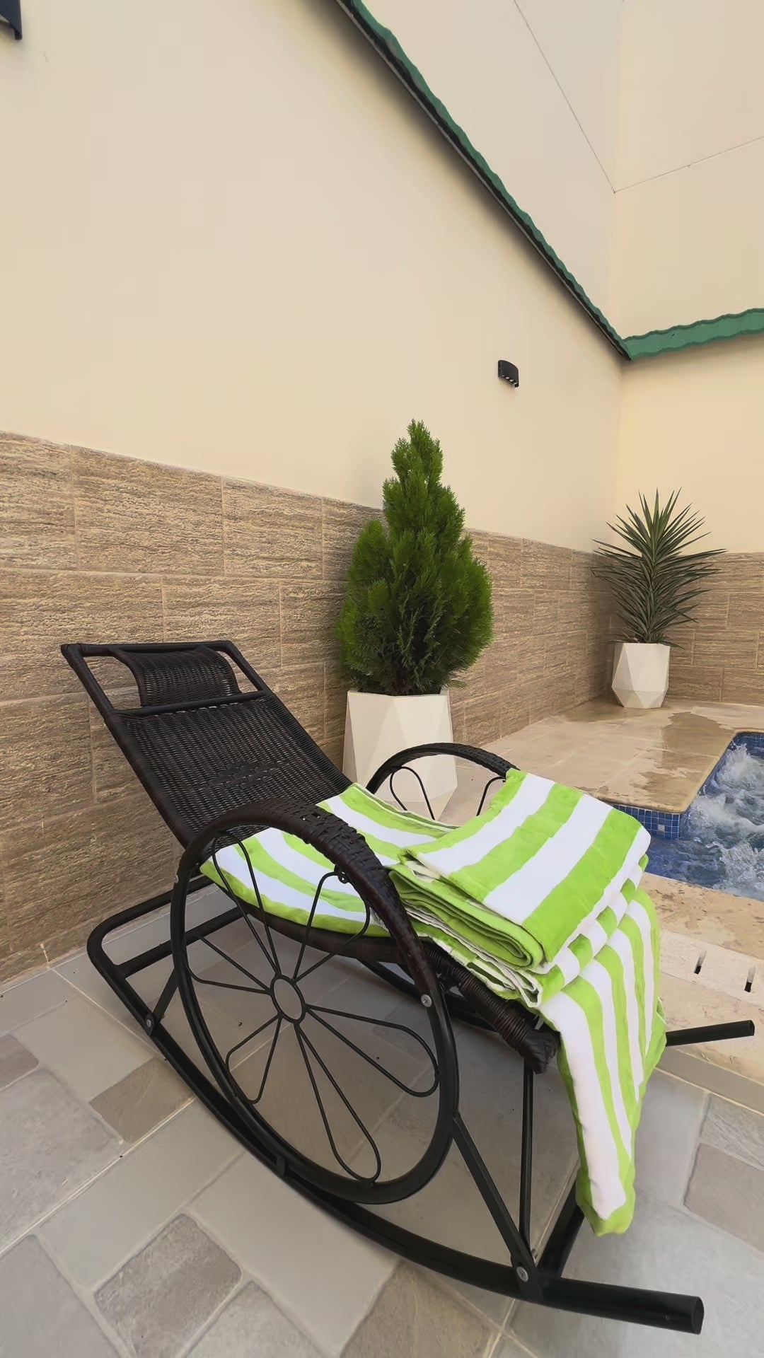 Location Piscine Privée à Oran — Sans Vis-à-Vis, Jacuzzi Inclus (Entre Filles ou Famille)